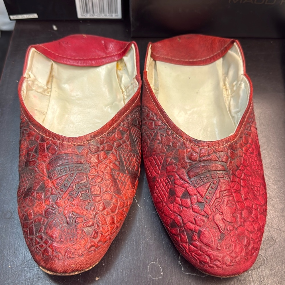Chinese Embossed Slippers